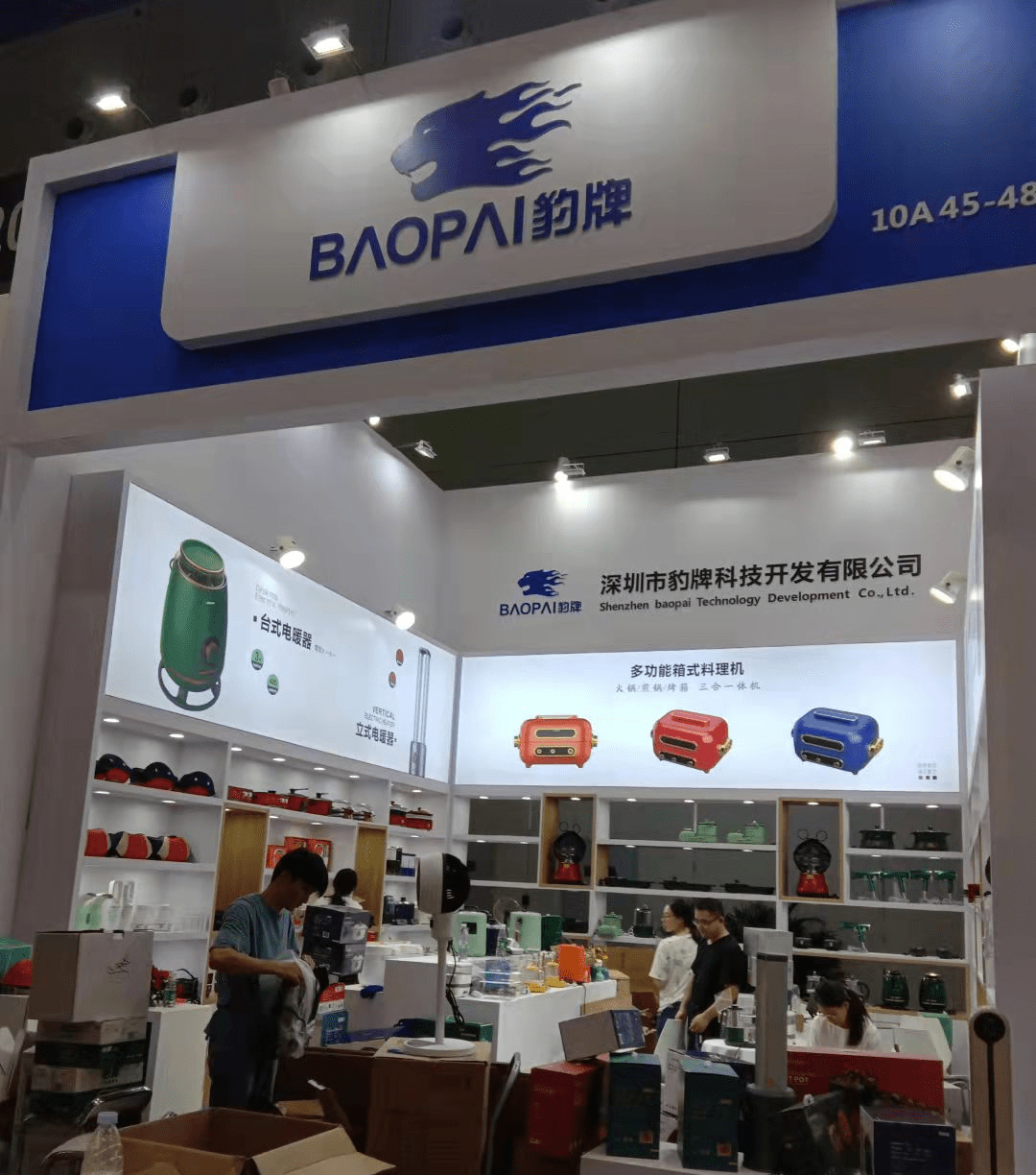 商场展台搭建__玻璃。(图1)